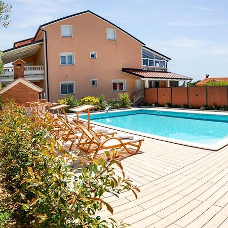 Foric Apartments With Outdoor Heated Pool Раб Екстериор снимка